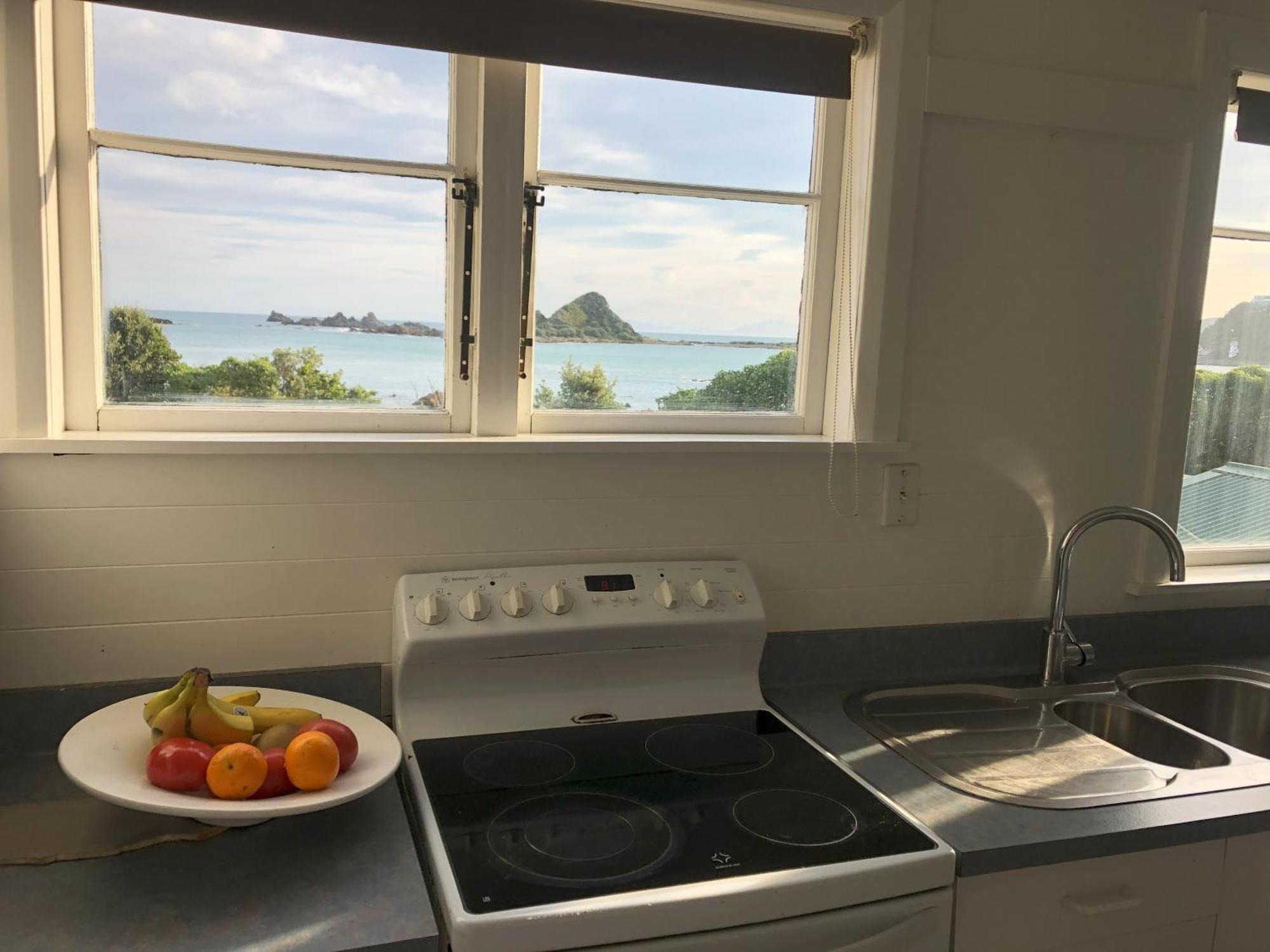 Seafront Haven In Island Bay With Deck, Outdoor Bath, And Parking Lägenhet Wellington Exteriör bild