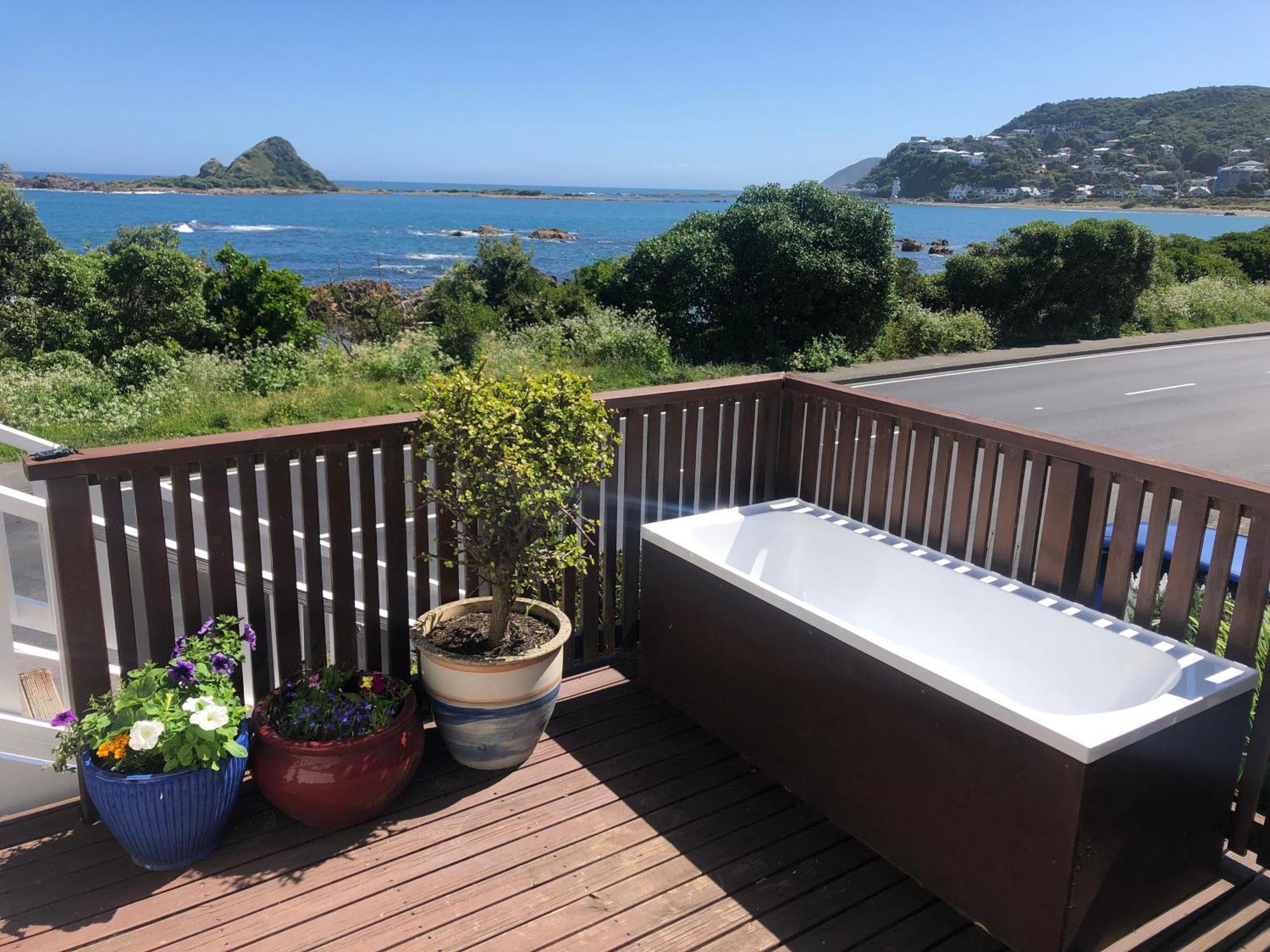 Seafront Haven In Island Bay With Deck, Outdoor Bath, And Parking Lägenhet Wellington Exteriör bild